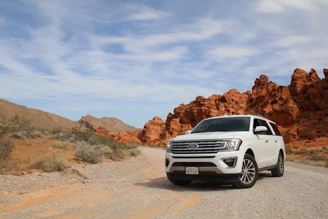 What Are the Features to Look Out for When Buying a Car for Traveling cover picture